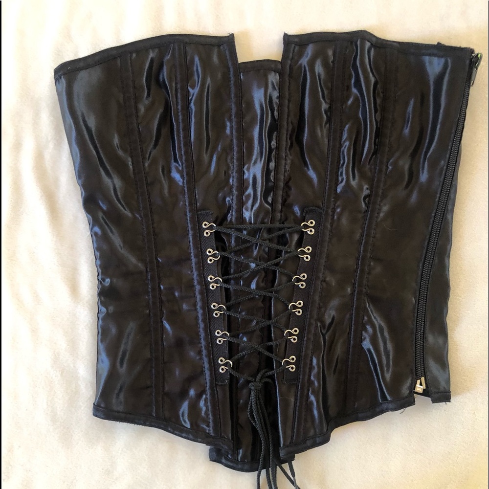 Beautiful Corset black. Covers your breasts worms once perfect still